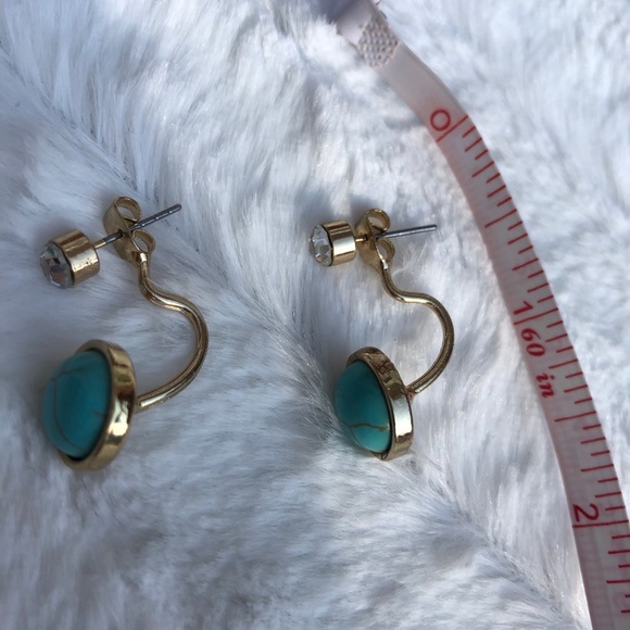 Unique shape earrings with classic style. - Picture 3 of 8